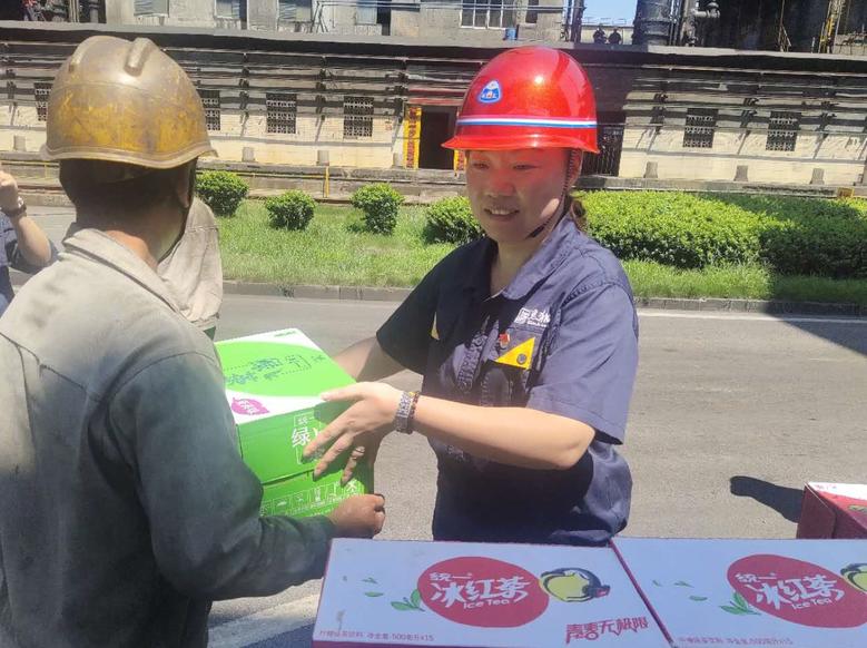 高溫慰問送清涼，情系一線暖人2.jpg