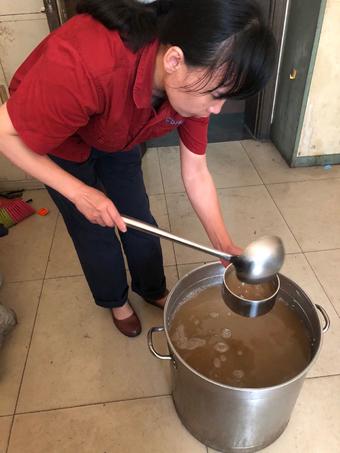 景焦能源公司工會(huì)持續(xù)開展系列高溫慰問(wèn)活動(dòng)4 (1).jpg