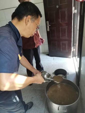 景焦能源公司工會(huì)持續(xù)開展系列高溫慰問(wèn)活動(dòng)3 (1).jpg