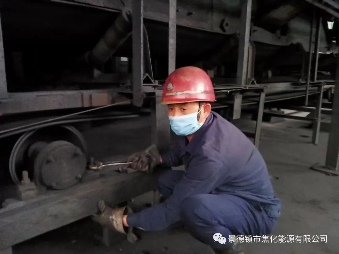 “老線這邊人手不夠，你們那邊有誰可以過來支援？”“好的，我馬上來?！甭牭竭@個消息時，羅國安剛剛結(jié)束新線的維修工作，但他二話不說，立即拿起維修包，投入到老線的維修工作當中。每天工作10小時以上已經(jīng)成為抗疫期間的常態(tài)，雖然身體很疲憊，但是他沒有任何怨言，“確實很辛苦、很累，但現(xiàn)在正是特殊時期，只有保障公司生產(chǎn)經(jīng)營“不斷檔”，我們生活才能“不斷線”，恰恰我所在的運輸廠就是承擔著焦炭煤炭運輸?shù)闹匾氊煟晕腋鼞撱”M職守，保障好這些設備的穩(wěn)定運行?！?jpg